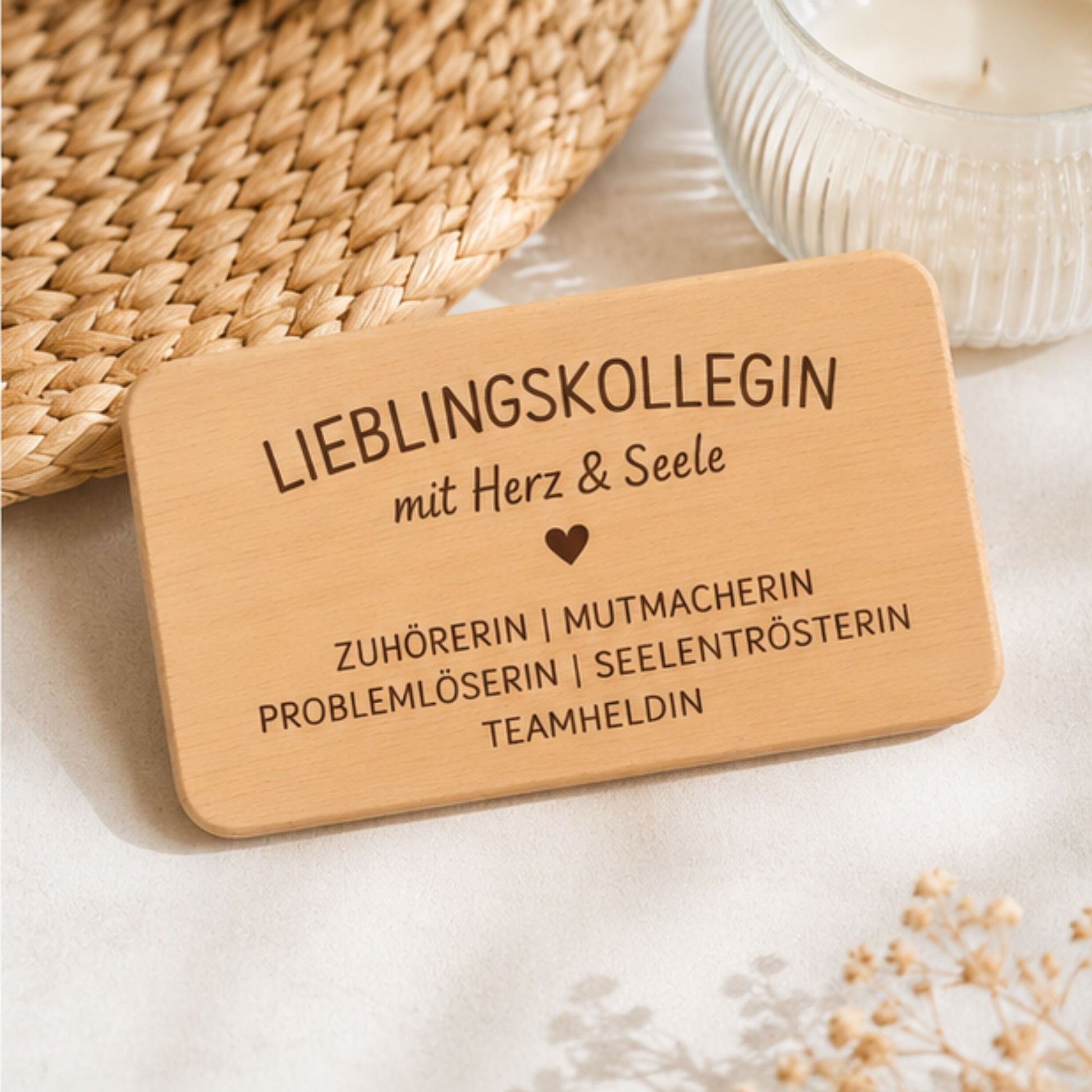 Frühstücksbrettchen Kollegin aus Holz mit Gravur "Lieblingskollegin" - DwieDeko