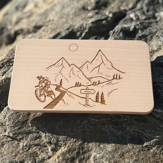 Frühstücksbrett aus Holz – Geschenkidee für Mountainbiker - DwieDeko