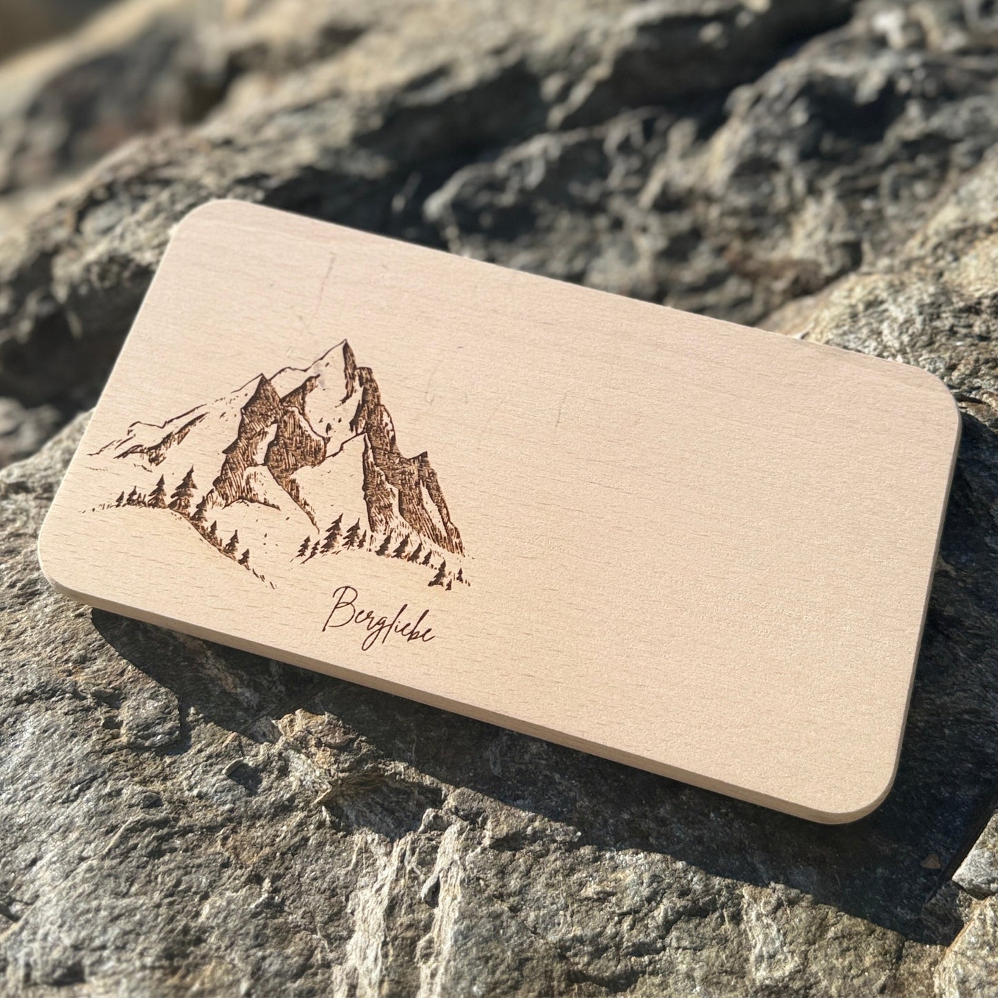 Frühstücksbrett aus Holz mit Gravur - Bergliebe - DwieDeko