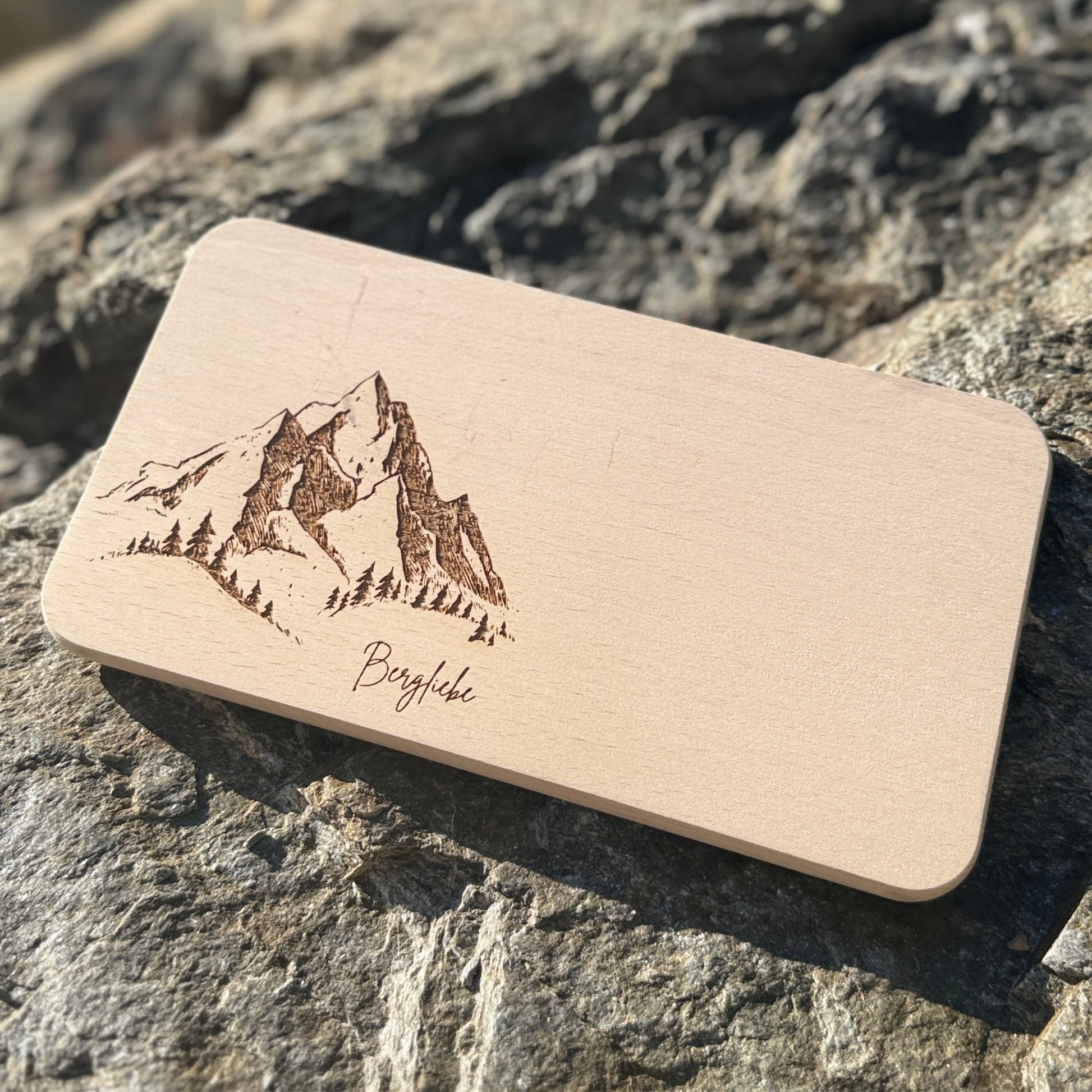 Frühstücksbrett aus Holz mit Gravur - Bergliebe - DwieDeko