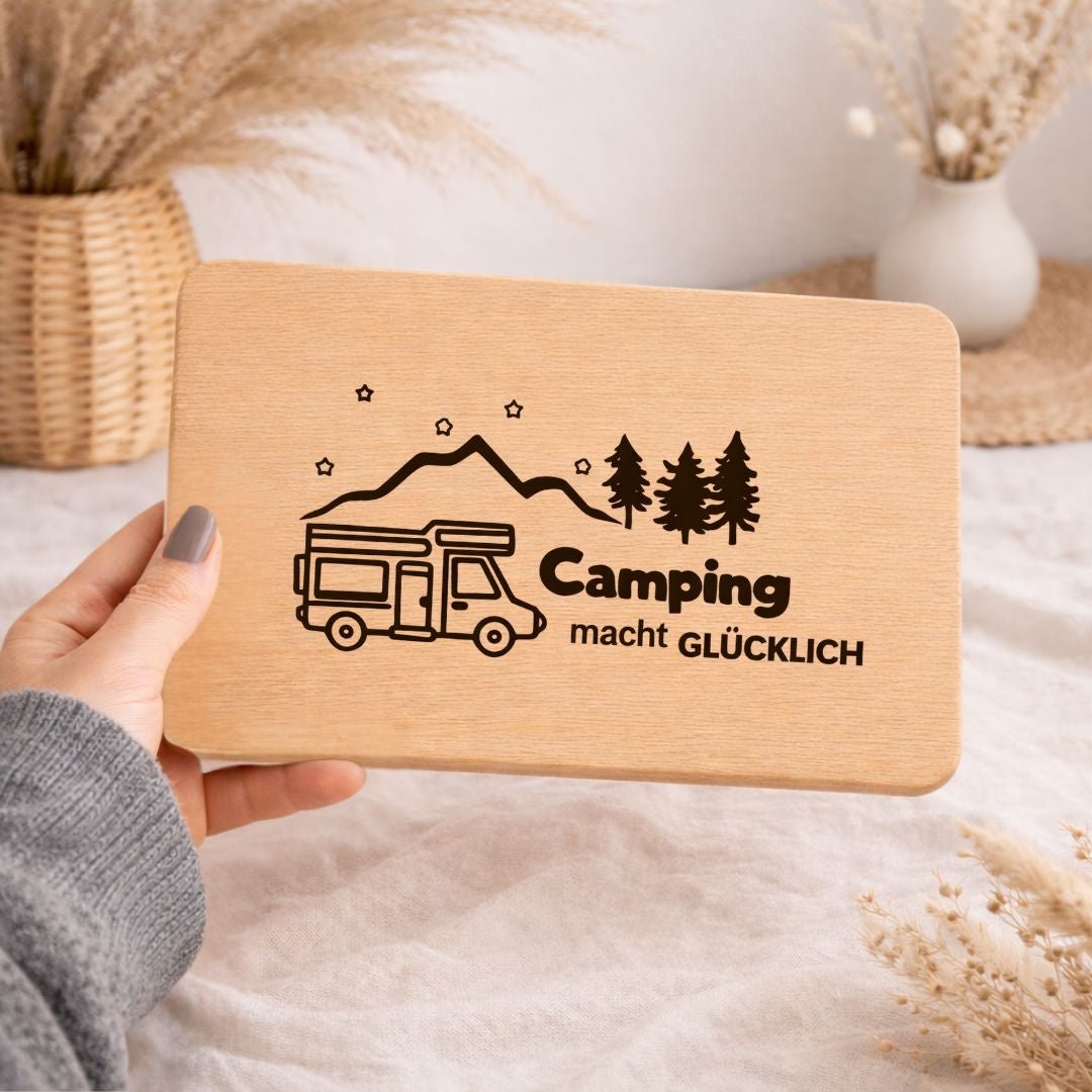 Frühstücksbrett "Camping macht glücklich" – Camping Zubehör & Geschenk für Camper Geburtstag - DwieDeko