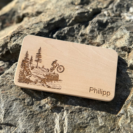 Frühstücksbrett personalisiert aus Holz – Mountainbiker auf Trail - DwieDeko
