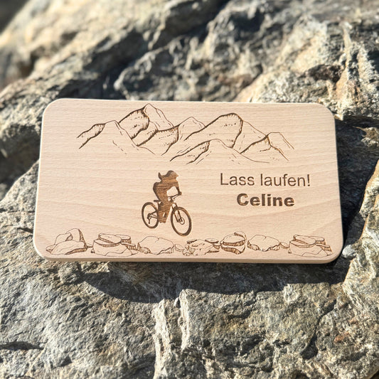 Frühstücksbrett personalisiert - Mountainbikerin mit Bergen - DwieDeko