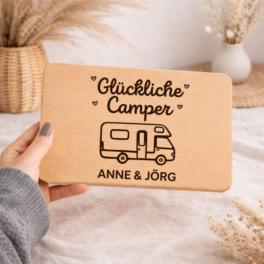 Frühstücksbrettchen "Glückliche Camper" – Geschenkidee für Wohnwagen - Fans & Camping Gadgets - DwieDeko
