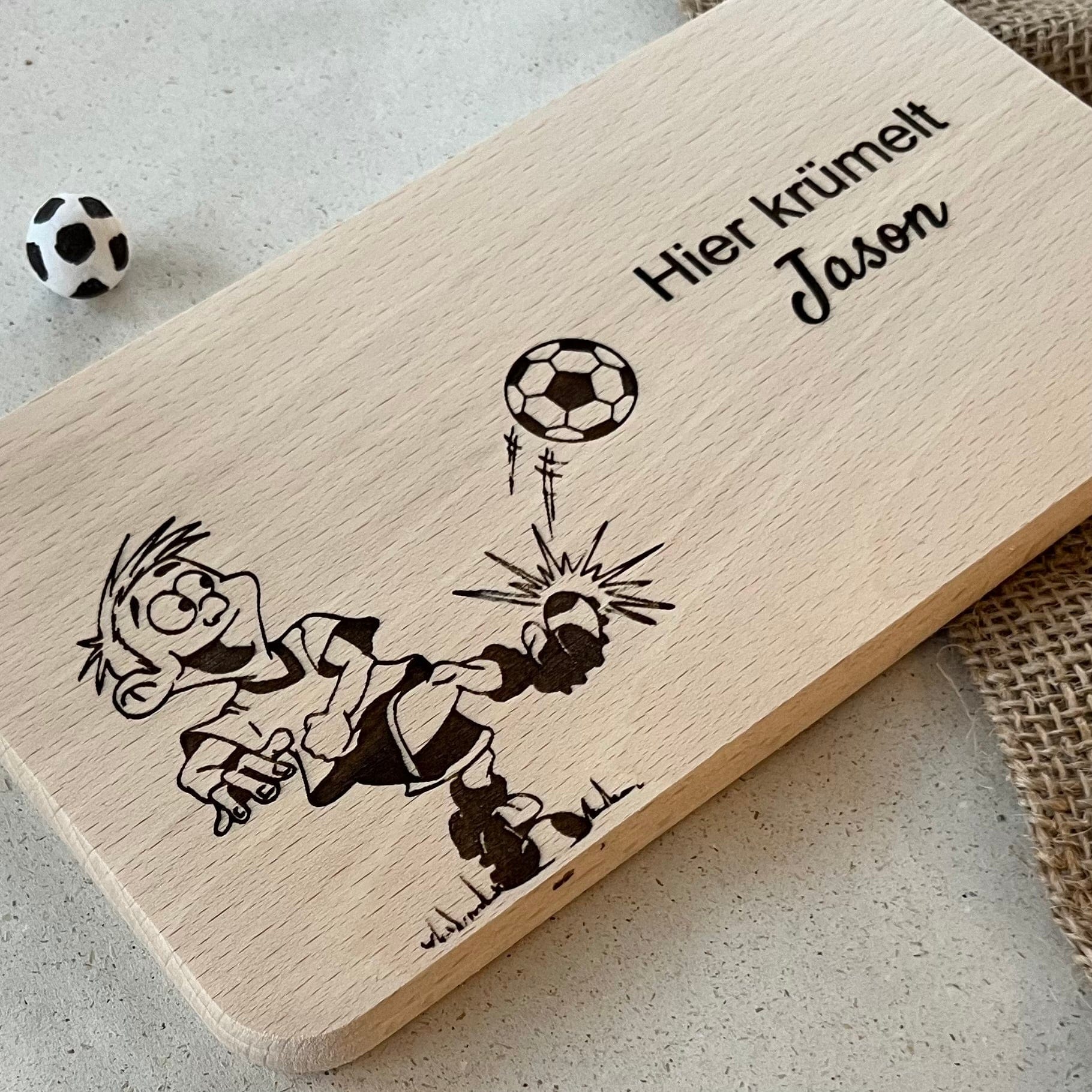 Frühstücksbrettchen mit Gravur - Fußball Spieler - personalisiertes Geschenk 1. Geburtstag für Jungs - DwieDeko
