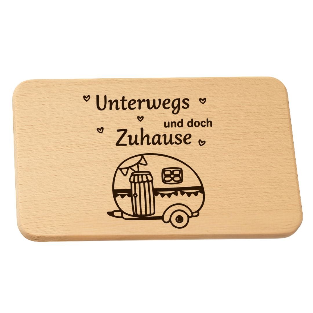 Frühstücksbrettchen "Unterwegs und doch Zuhause" – Camper Geschenk für Wohnmobil - Liebhaber - DwieDeko