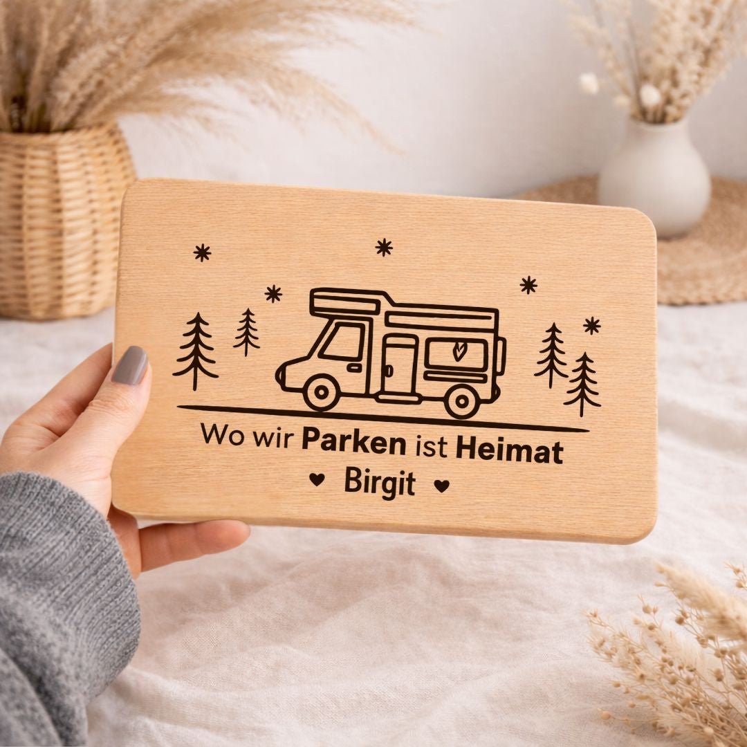 Frühstücksbrettchen "Wo wir parken ist Heimat" – Coole Geschenke für Camper & Wohnwagen - Fans - DwieDeko