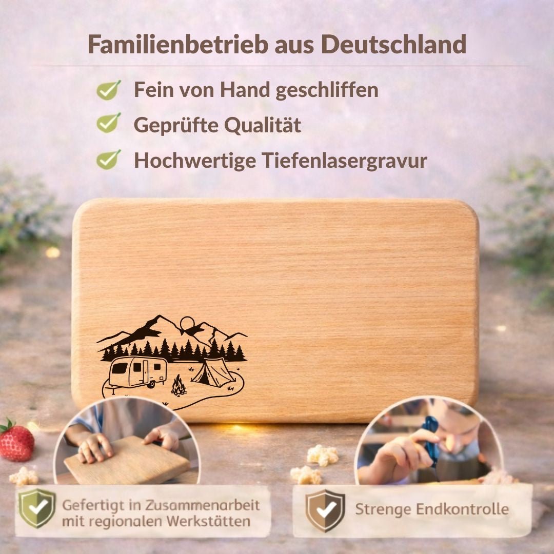 Frühstücksbrettchen "Wohnwagen mit Zelt und Berge" – Coole Geschenke für Camper & Outdoor - Fans - DwieDeko