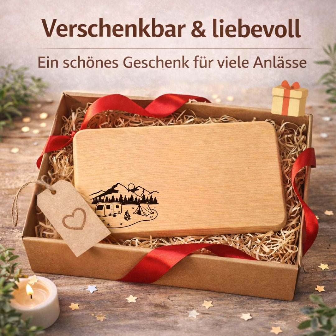 Frühstücksbrettchen "Wohnwagen mit Zelt und Berge" – Coole Geschenke für Camper & Outdoor - Fans - DwieDeko