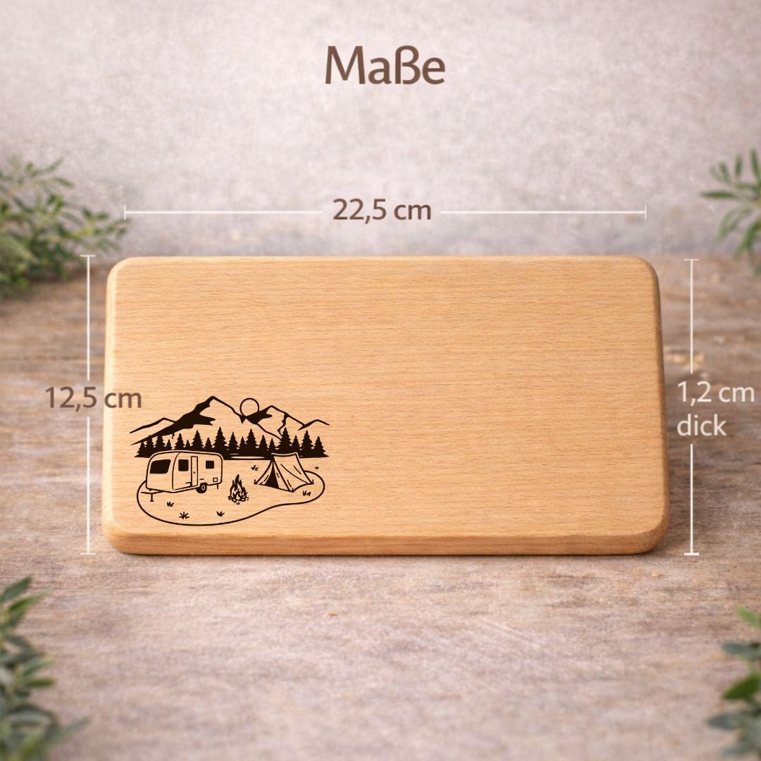 Frühstücksbrettchen "Wohnwagen mit Zelt und Berge" – Coole Geschenke für Camper & Outdoor - Fans - DwieDeko