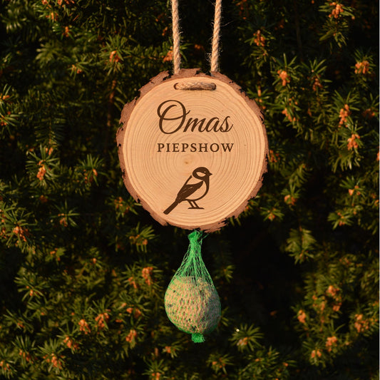 Geschenk für Oma zum Geburtstag – Meisenknödelhalter mit Gravur Omas Piepshow - DwieDeko