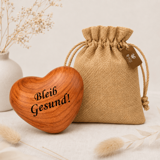 Handschmeichler Holz Herz mit Gravur „Bleib gesund“ – Glücksbringer & Geschenk Reise - DwieDeko