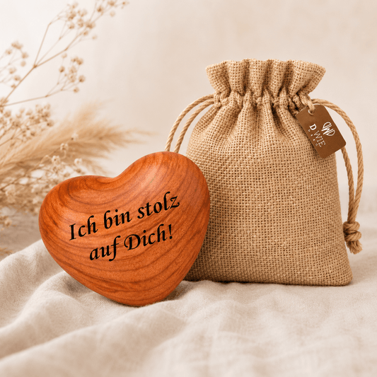 Handschmeichler Holz Herz mit Gravur „Ich bin stolz auf dich“ – Glücksbringer & Geschenk zur Prüfung - DwieDeko