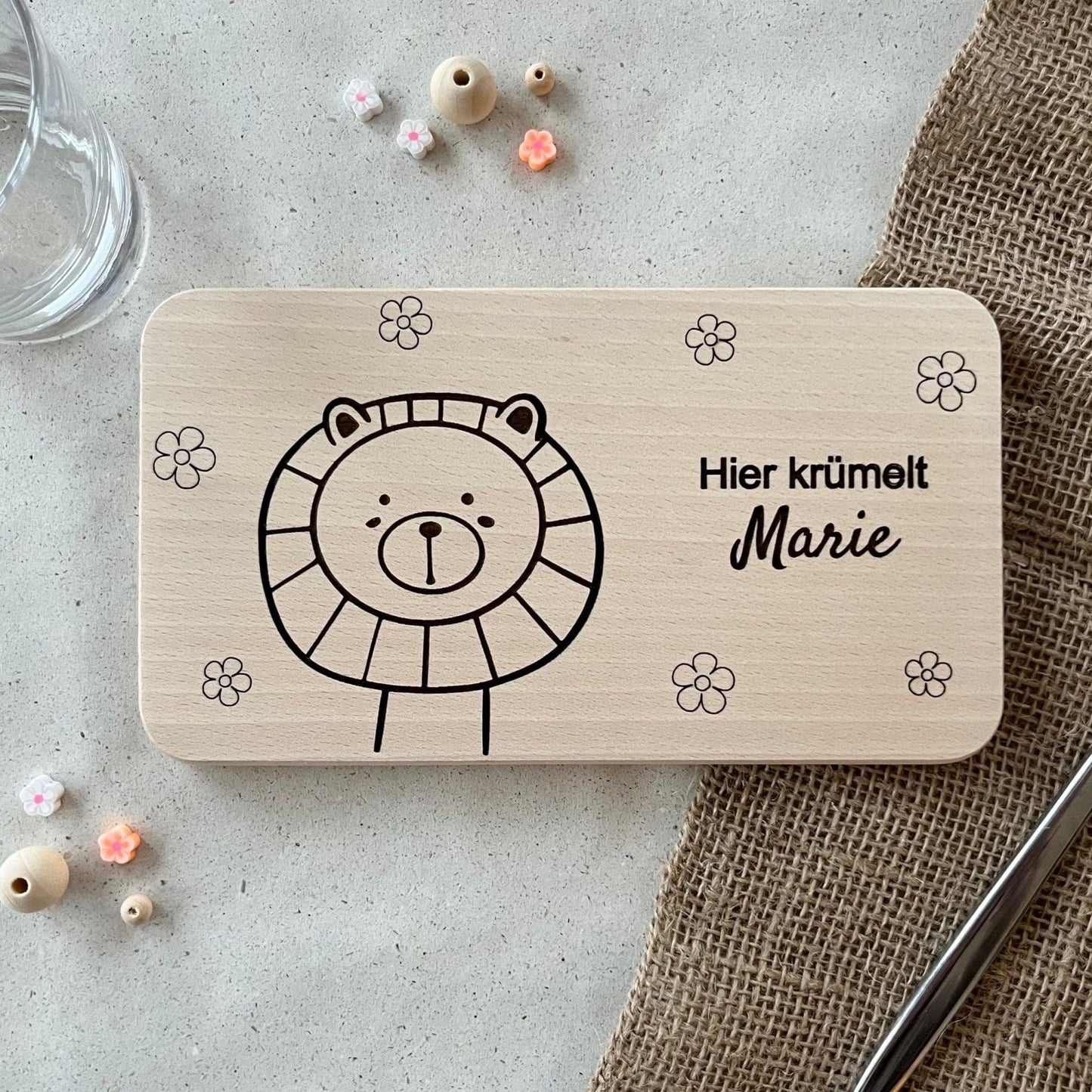 Seitenansicht - Frühstücksbrettchen Holz personalisiert mit Gravur Namen & Löwe & Blumen - personalisiertes Geschenk Geburt - praktisches Babygeschenk