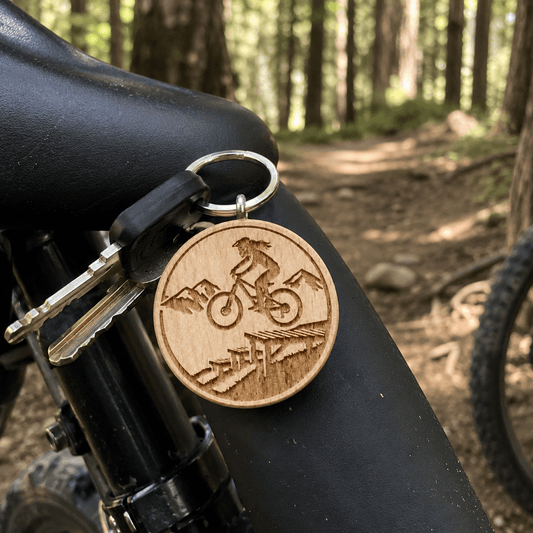 Mountainbike Schlüsselanhänger aus Holz - "Frau auf Drop" - DwieDeko