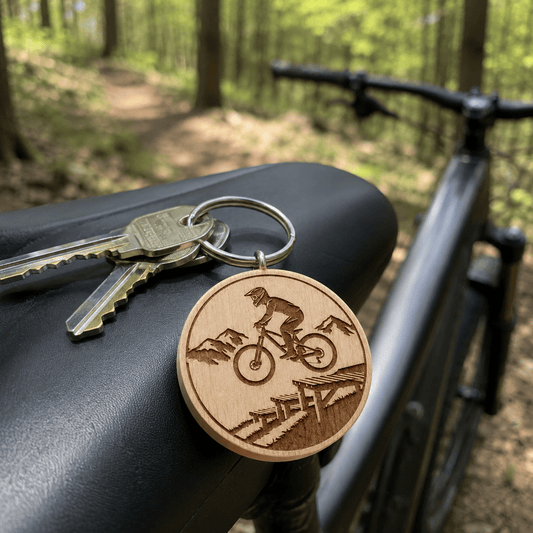 Mountainbike Schlüsselanhänger aus Holz - "Mountainbiker auf Drop" - DwieDeko